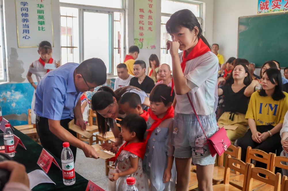 開展幫扶結(jié)對愛心助學(xué)活動(dòng)