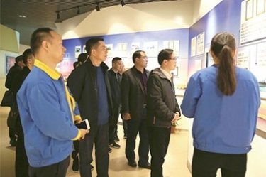 貴州省黔東南州委常委、榕江縣縣委書記賀代宏一行到公司參觀學(xué)習(xí)考察