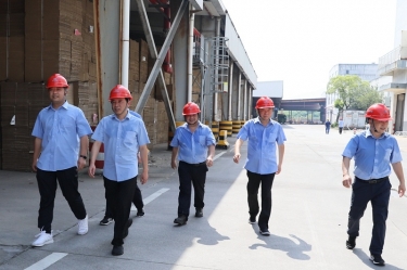 送清涼、致敬意！公司董事長(zhǎng)朱在龍帶隊(duì)慰問一線勞動(dòng)者